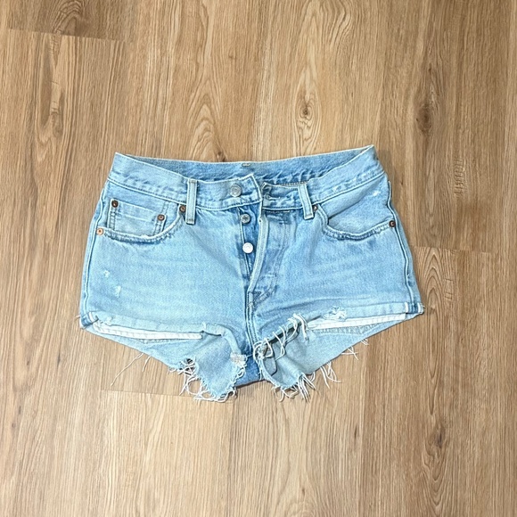 Levi's 501 light denim cut off shorts size 26 - Picture 1 of 3